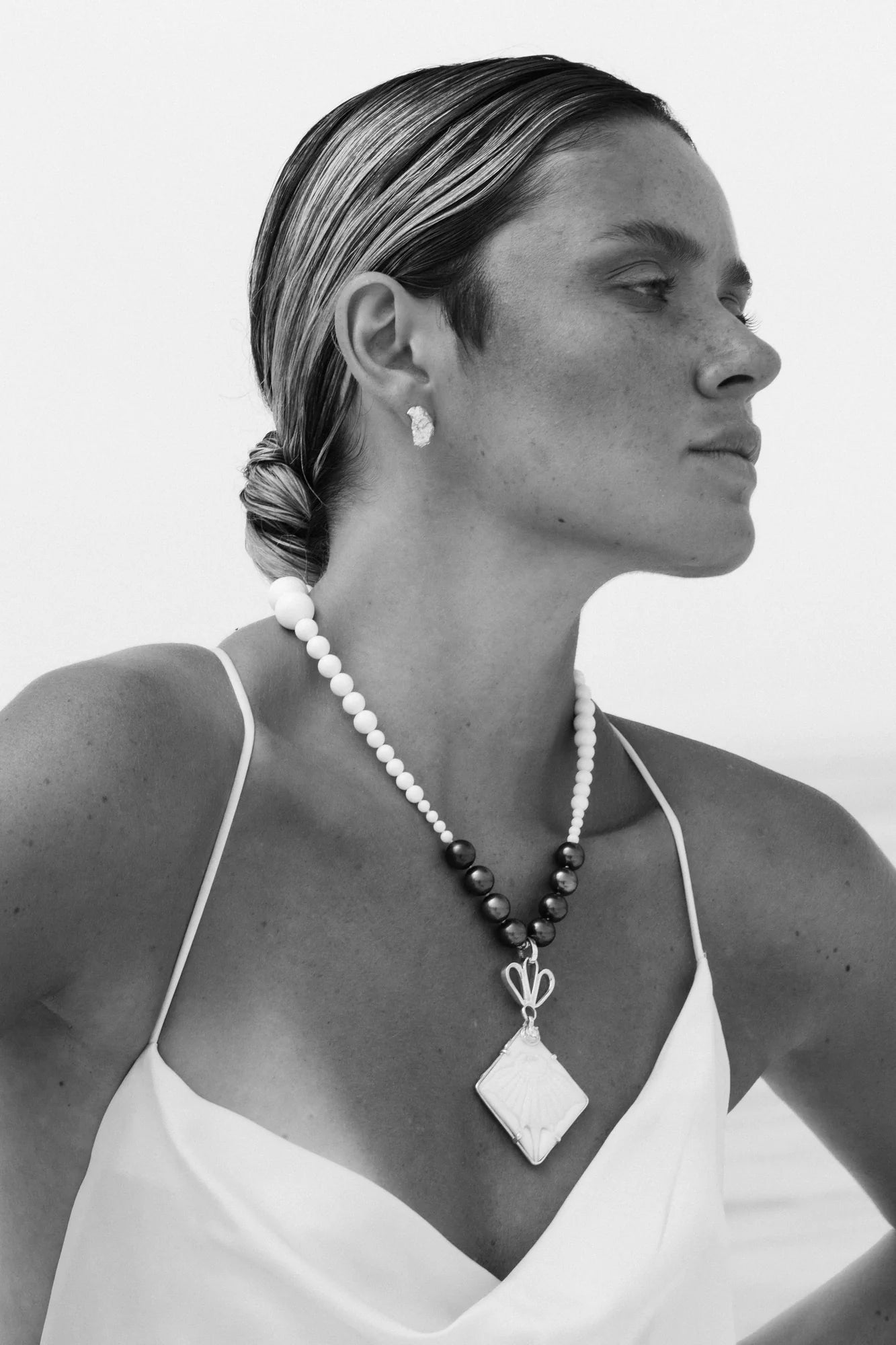 Collier Vahinoa porté en noir et blanc, de la collection Prestige, shooting Spring Summer 2026 | Honu