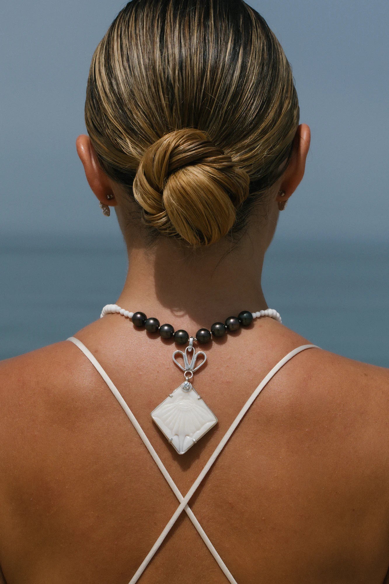 Collier Vahinoa porté, de la collection Prestige, shooting Spring Summer 2026 | Honu