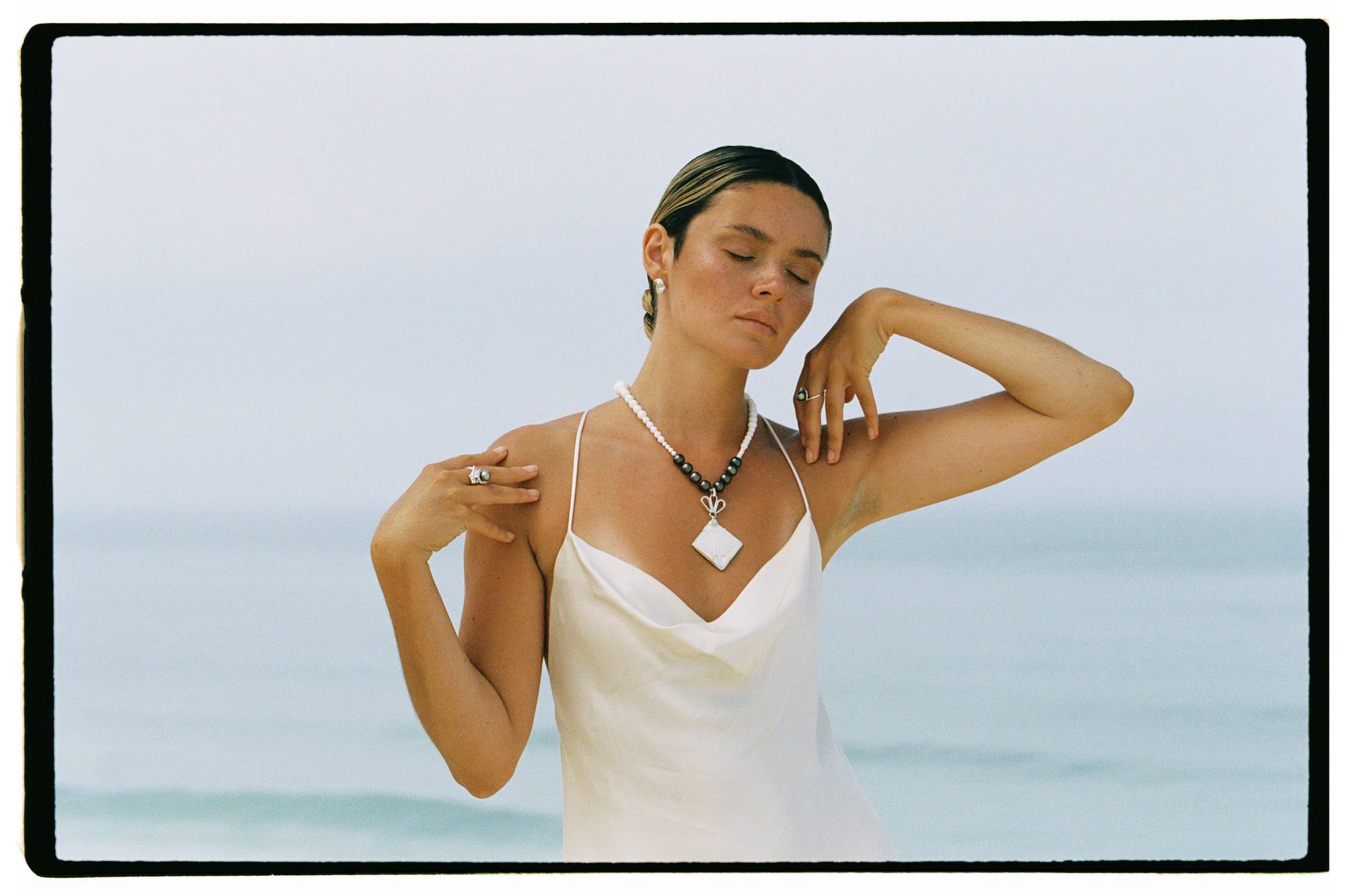 Collier Vahinoa porté, de la collection Prestige, shooting Spring Summer 2026 | Honu