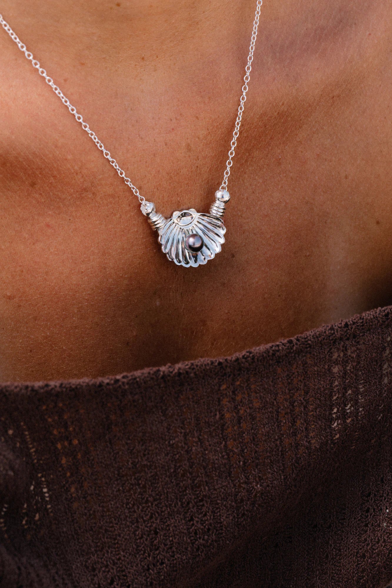 Collier Victoria porté, de la collection Prestige, shooting Spring Summer 2026 | Honu