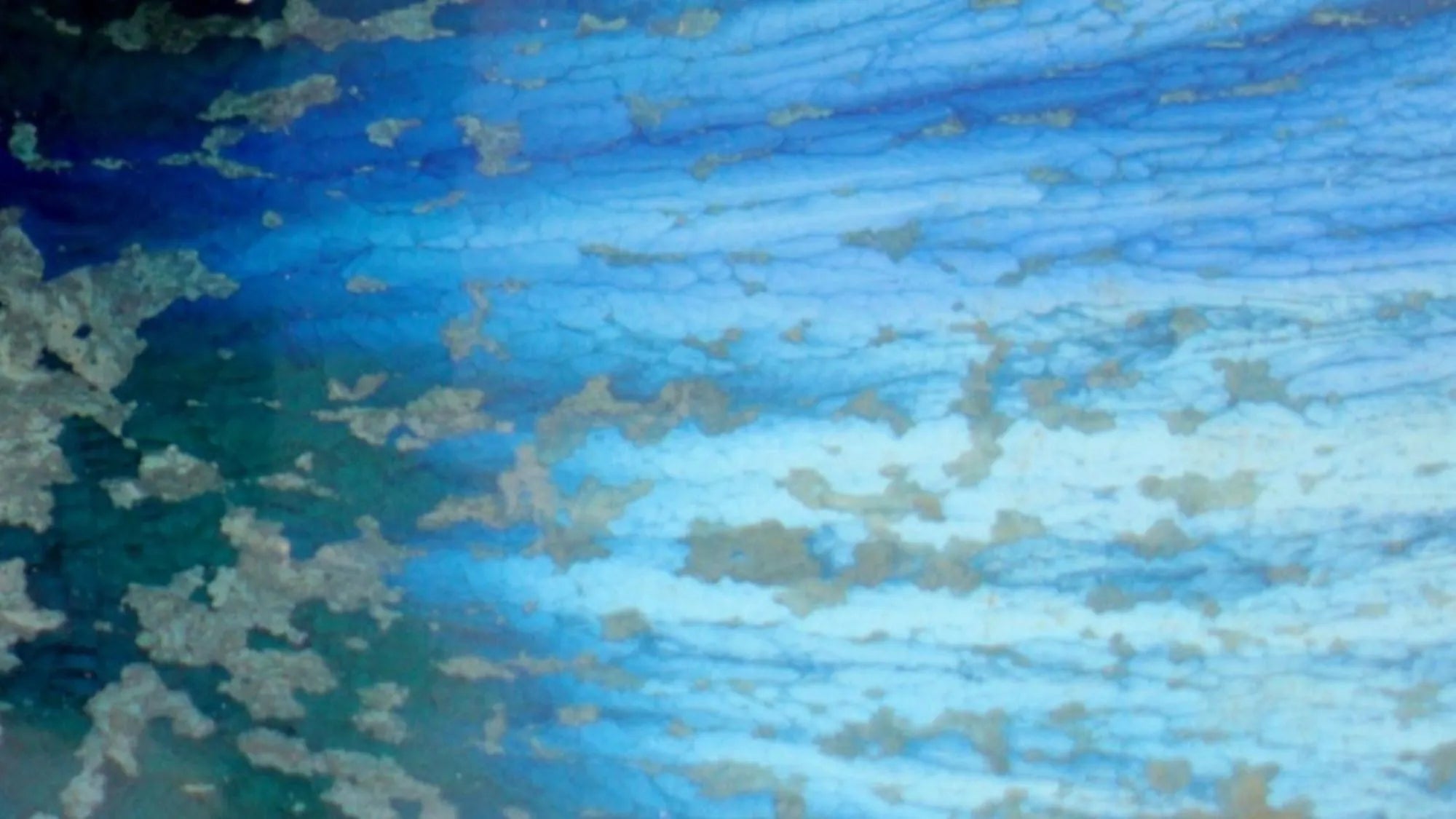 Texture abstraite aux nuances de bleu et vert, avec des reflets clairs et des lignes horizontales.