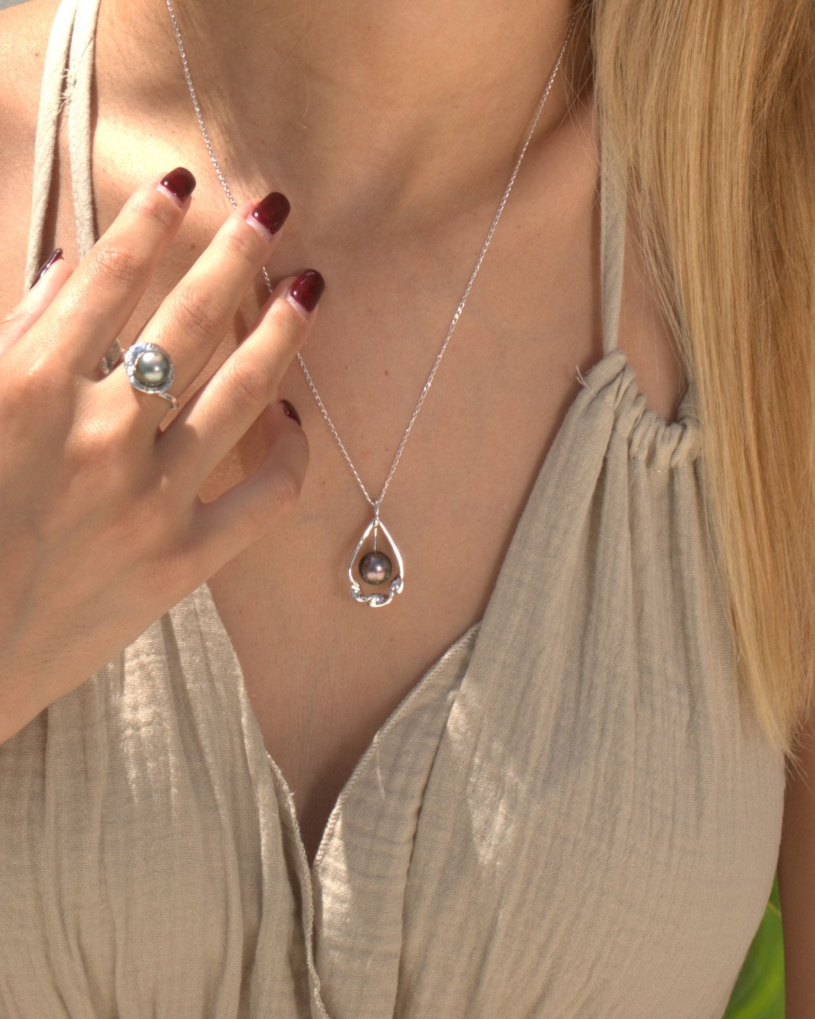 Pendentif TāMahana porté avec chaîne argent 925 | Honu Handmade Jewellery