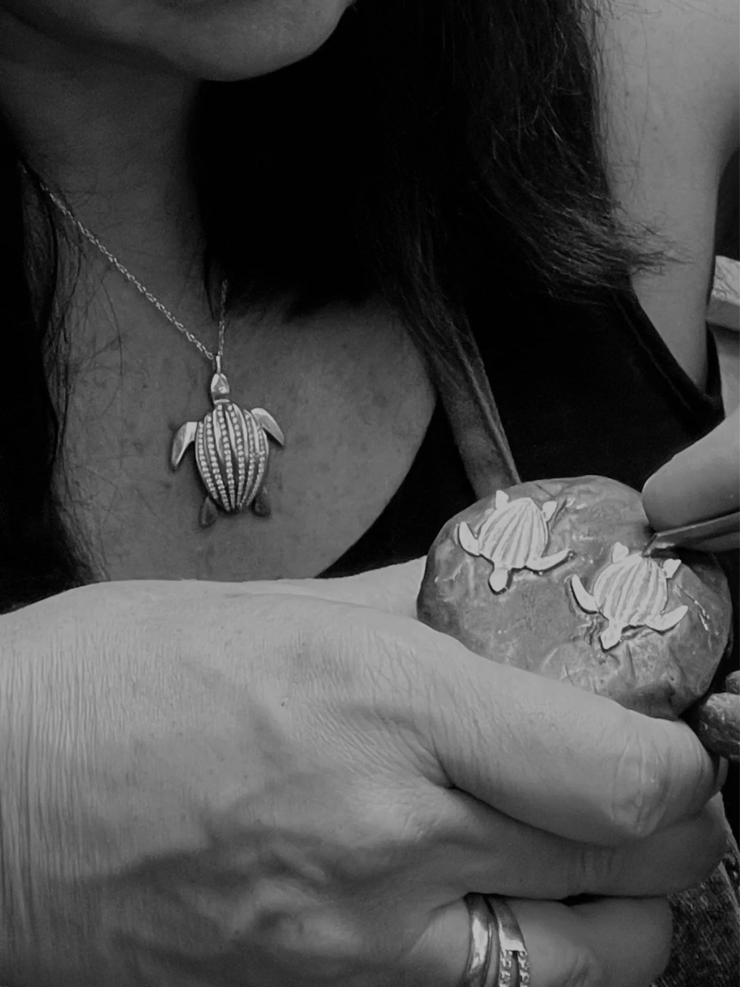 Pendentif tortue luth en argent et pièce ramolayée en cours de création, Isabelle Bénatouil, Honu Handmade Jewellery, en gros plan, en noir et blanc | Honu