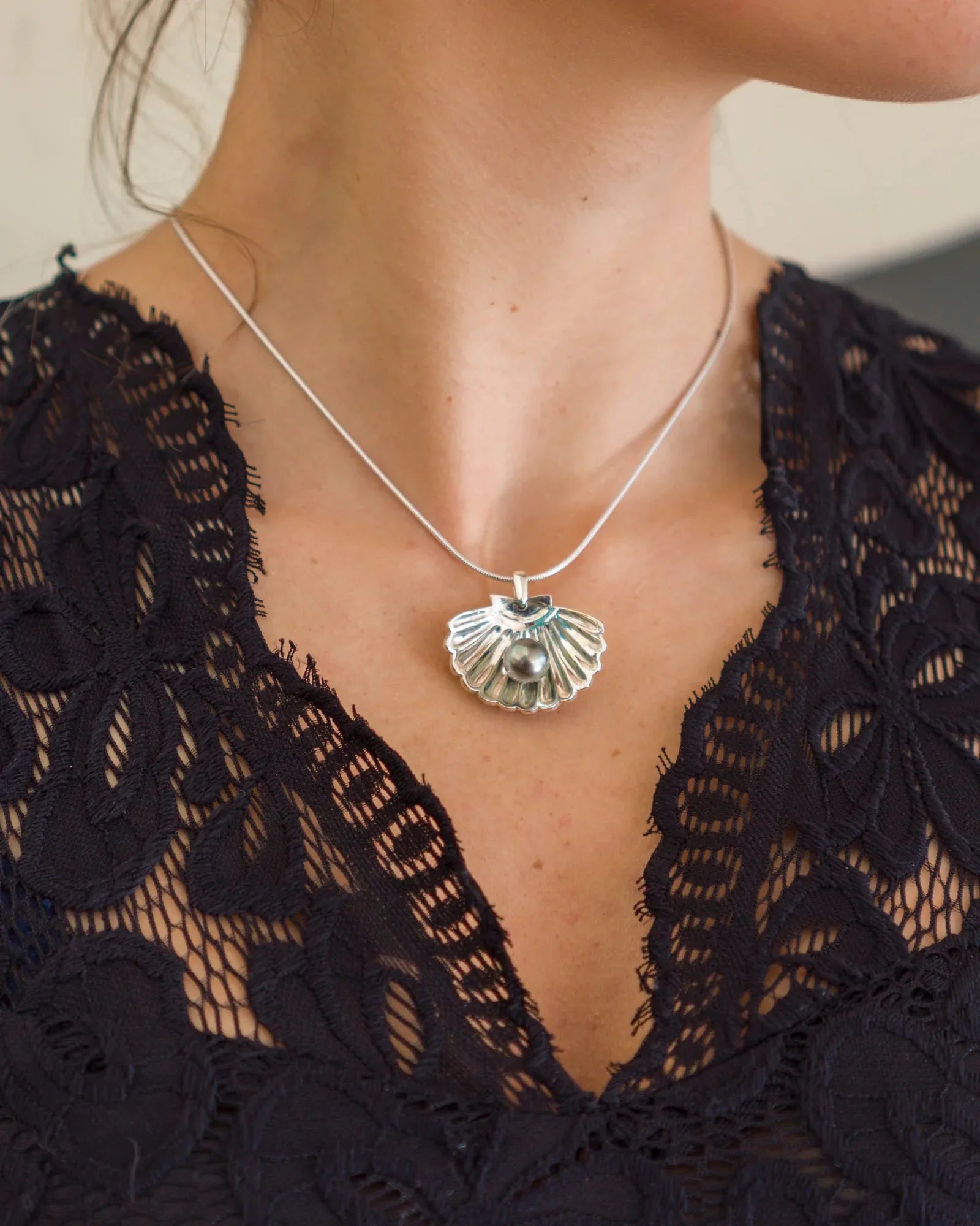 Argent massif et perle de Tahiti — création Atelier Honu
