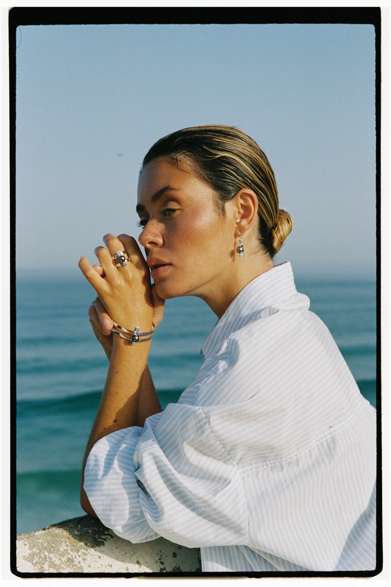 Parure Flappers porté, de la collection Joséphine B., shooting Spring Summer 2026 | Honu