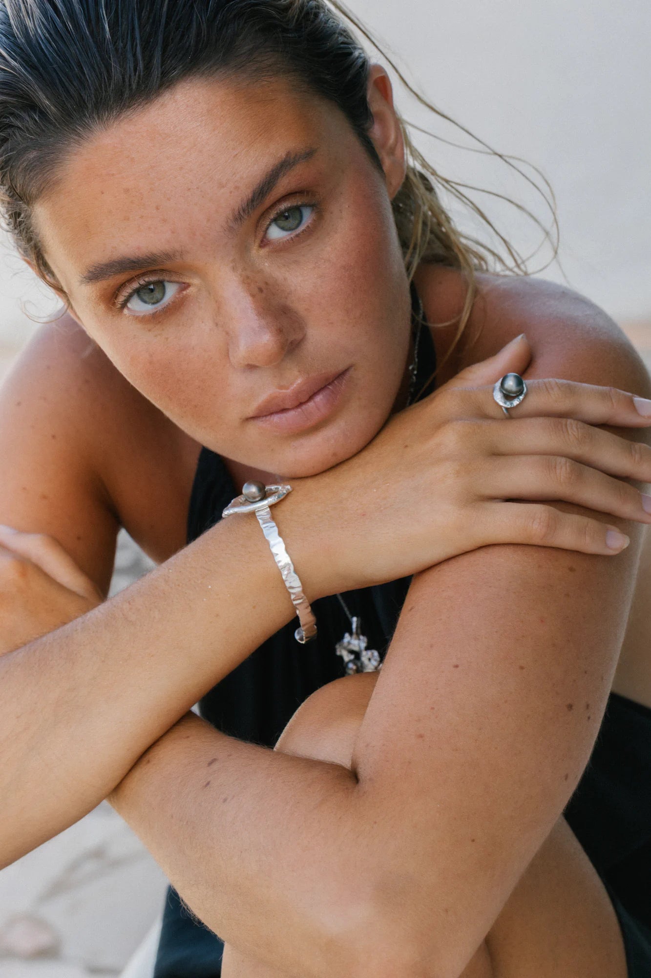 Pendentif Impact et autres pièces Honu porté, de la collection Brut., shooting Spring Summer 2026 | Honu