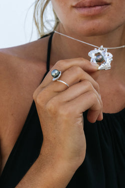 Pendentif Impact et autres pièces Honu en gros plan, de la collection Brut., shooting Spring Summer 2026 | Honu