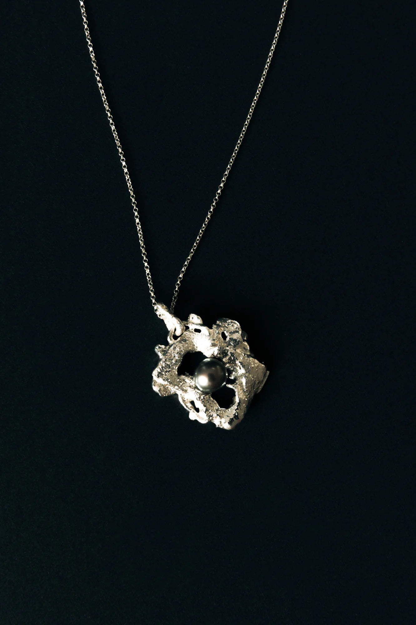 Pendentif Impact, de la collection Brut., shooting Spring Summer 2026 | Honu