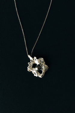 Pendentif Impact, de la collection Brut., shooting Spring Summer 2026 | Honu