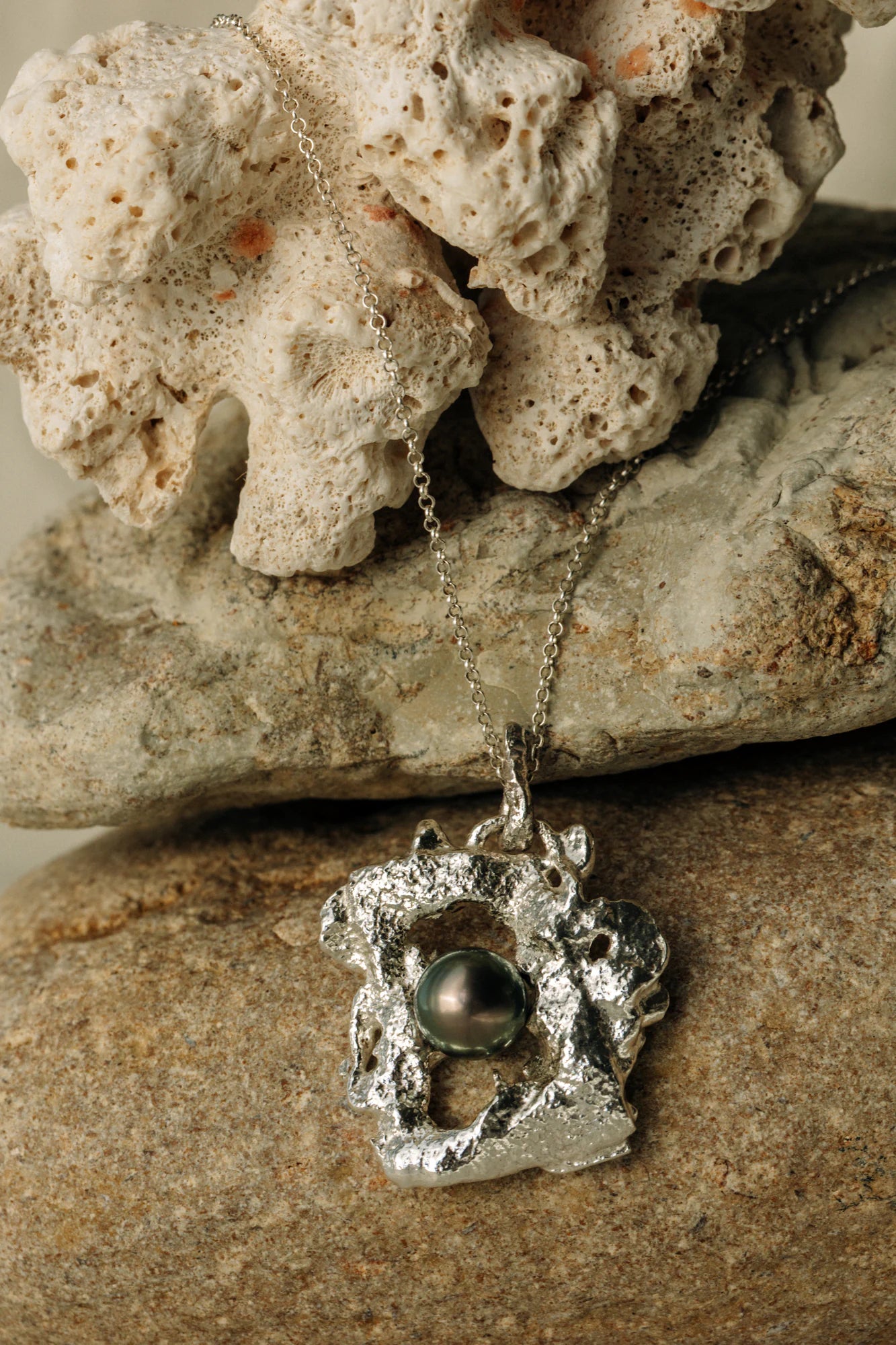 Pendentif Impact, de la collection Brut., shooting Spring Summer 2026 | Honu
