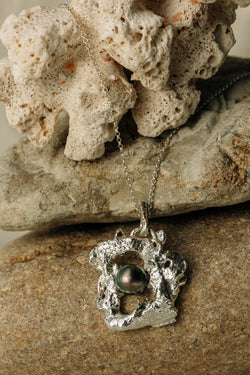 Pendentif Impact, de la collection Brut., shooting Spring Summer 2026 | Honu