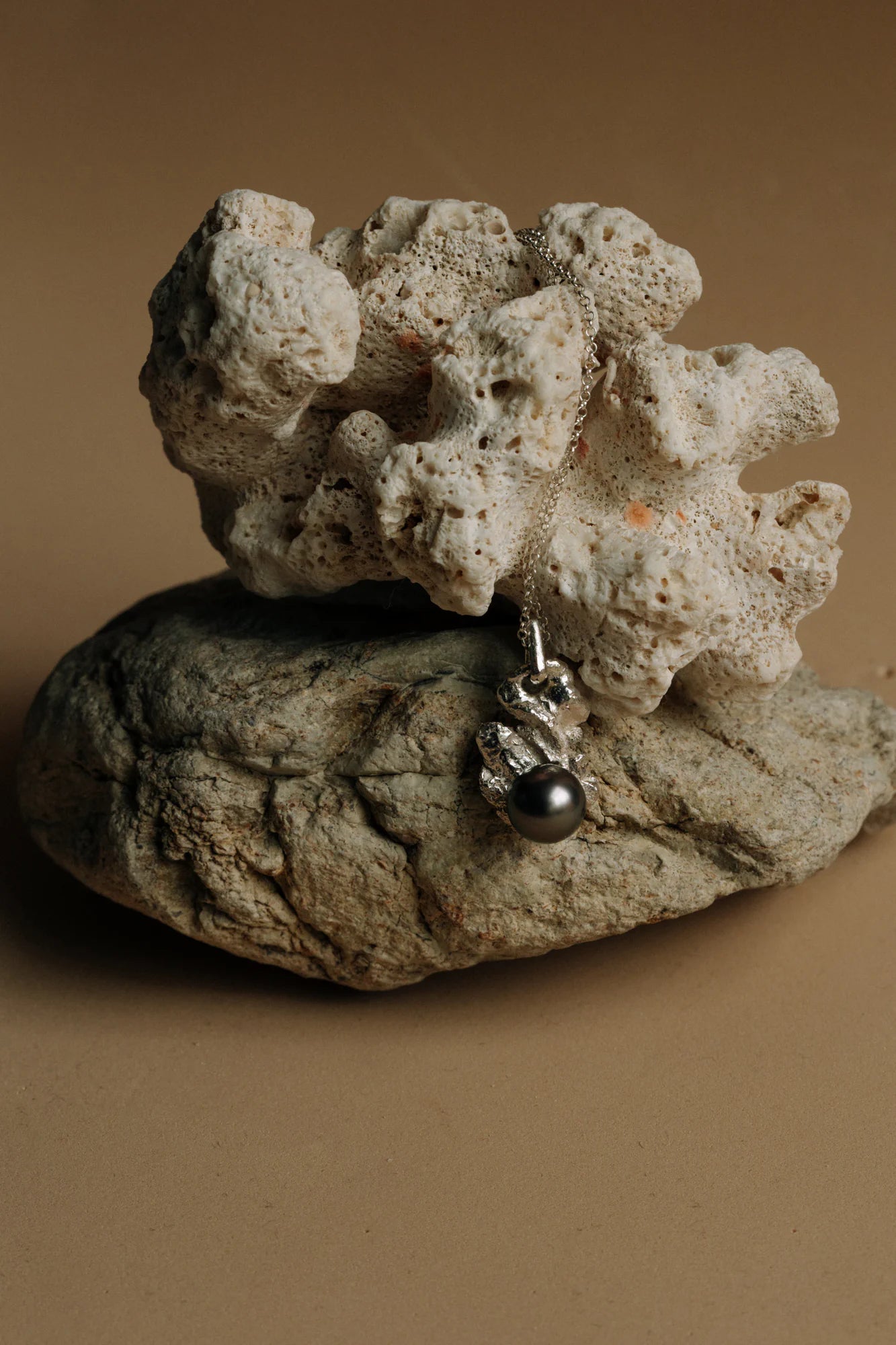 Pendentif Magma, de la collection Brut., shooting Spring Summer 2026 | Honu