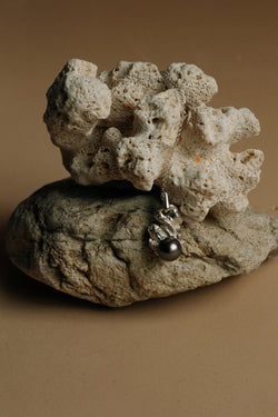 Pendentif Magma, de la collection Brut., shooting Spring Summer 2026 | Honu