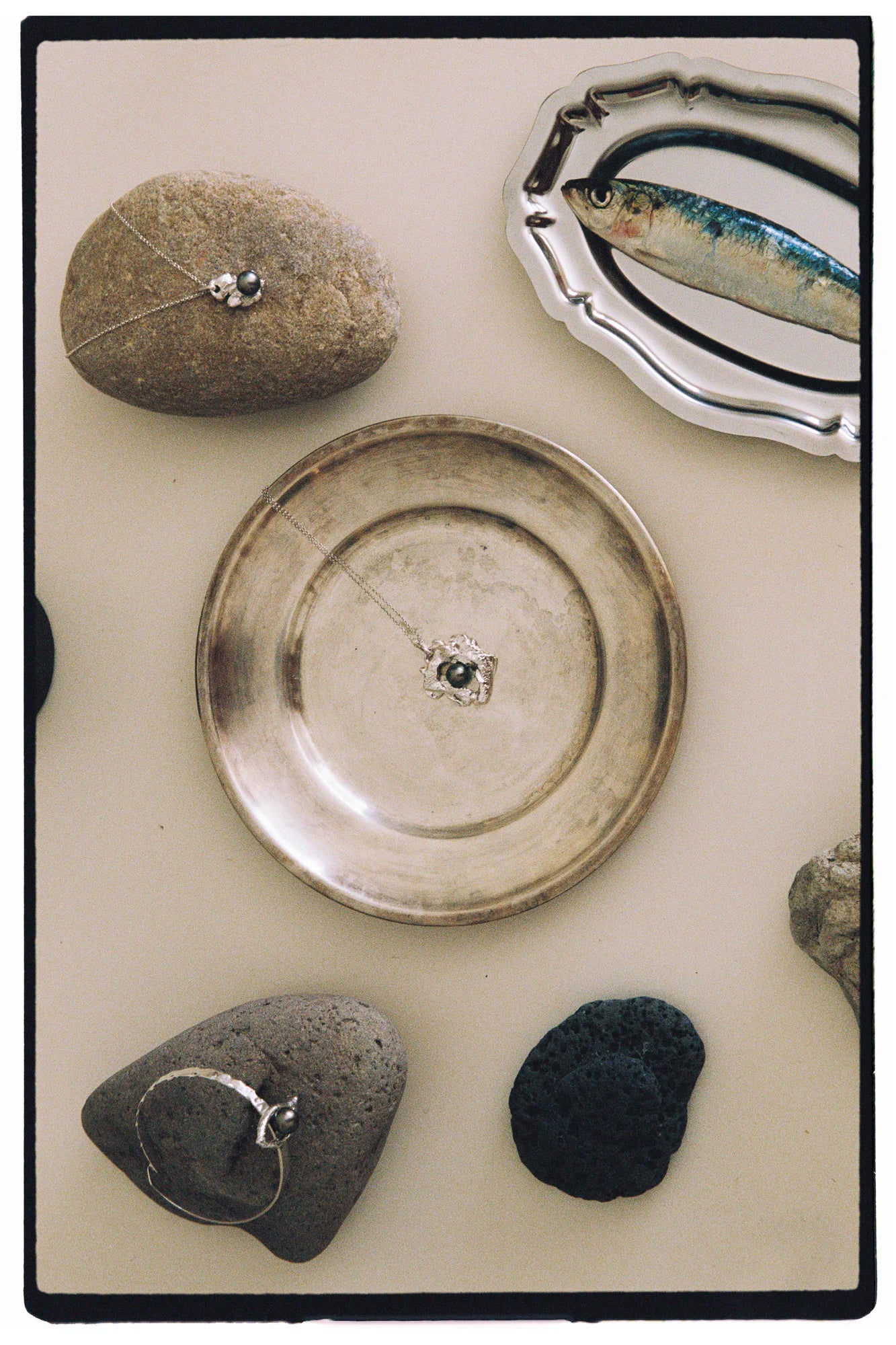 Pendentif Magma et autres pièces Honu, de la collection Brut., shooting Spring Summer 2026 | Honu