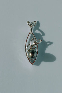 Pendentif Mata'i'oa, de la collection Lagon, shooting Spring Summer 2026 | Honu