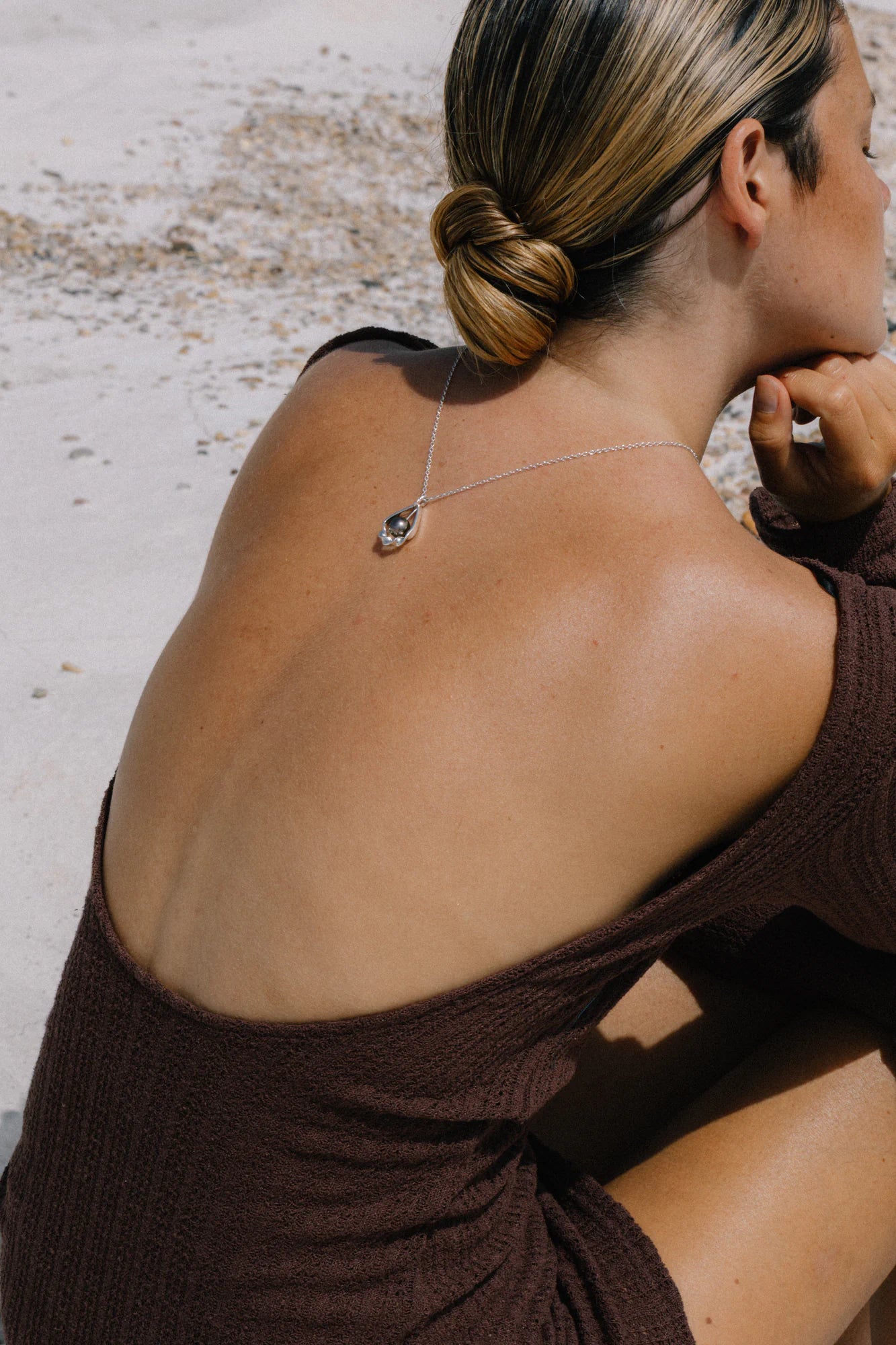 Pendentif TāMahana porté, de la collection Lagon, shooting Spring Summer 2026 | Honu