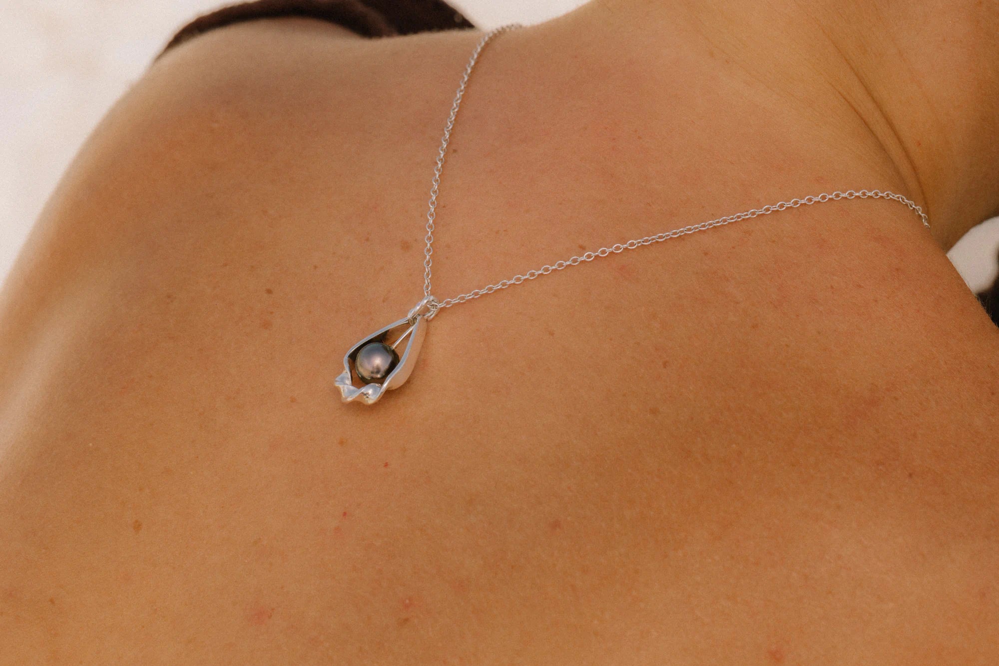 Pendentif TāMahana en gros plan, de la collection Lagon, shooting Spring Summer 2026 | Honu