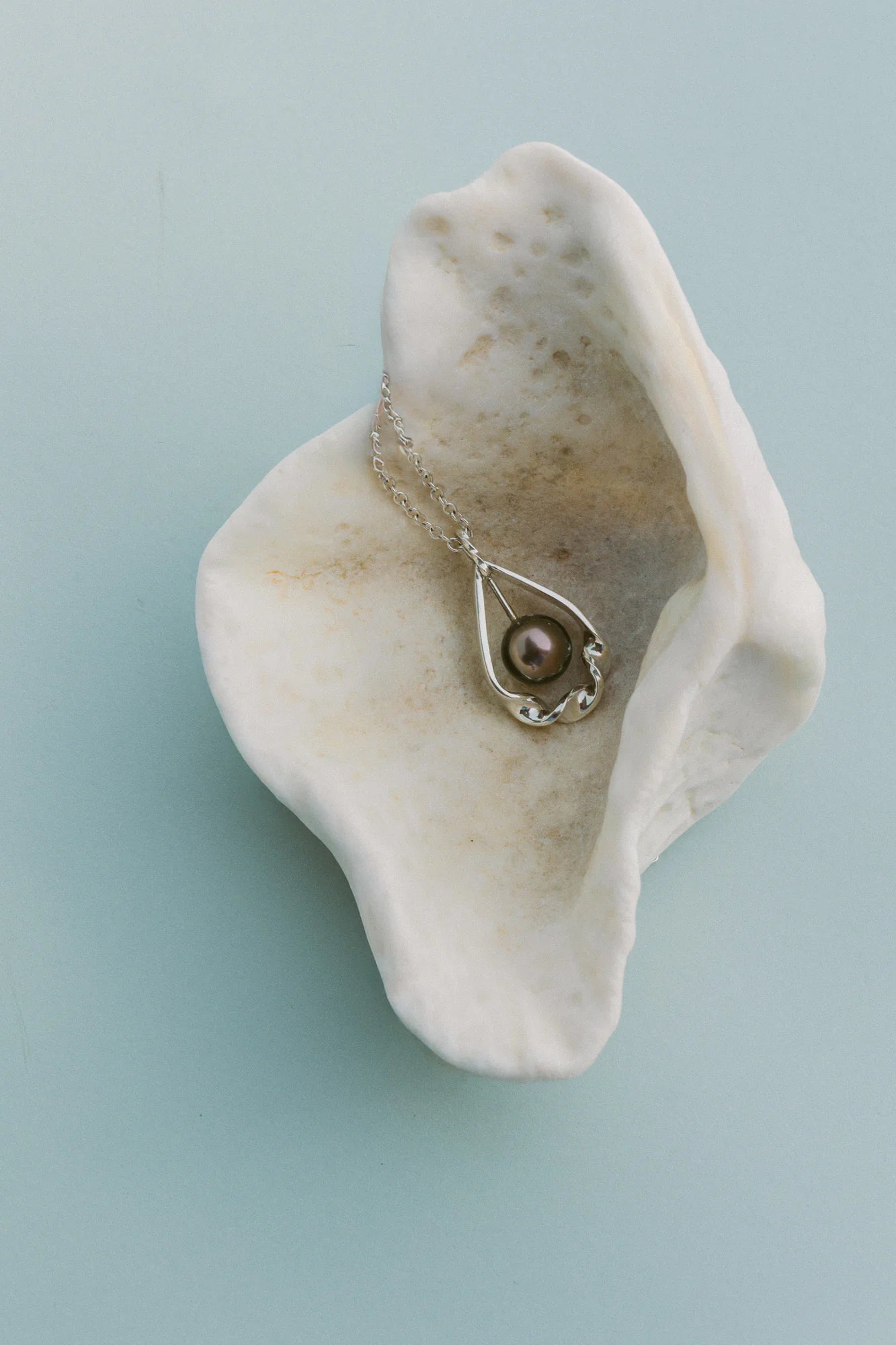 Pendentif TāMahana en gros plan, de la collection Lagon, shooting Spring Summer 2026 | Honu