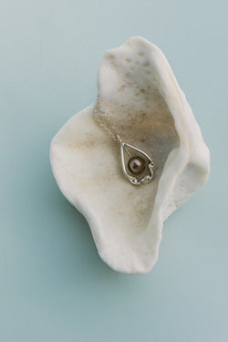 Pendentif TāMahana en gros plan, de la collection Lagon, shooting Spring Summer 2026 | Honu