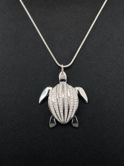 Pendentif Totem Luth, tortue luth en argent pavée de diamants naturels, sur chaîne maille vénitienne | Honu