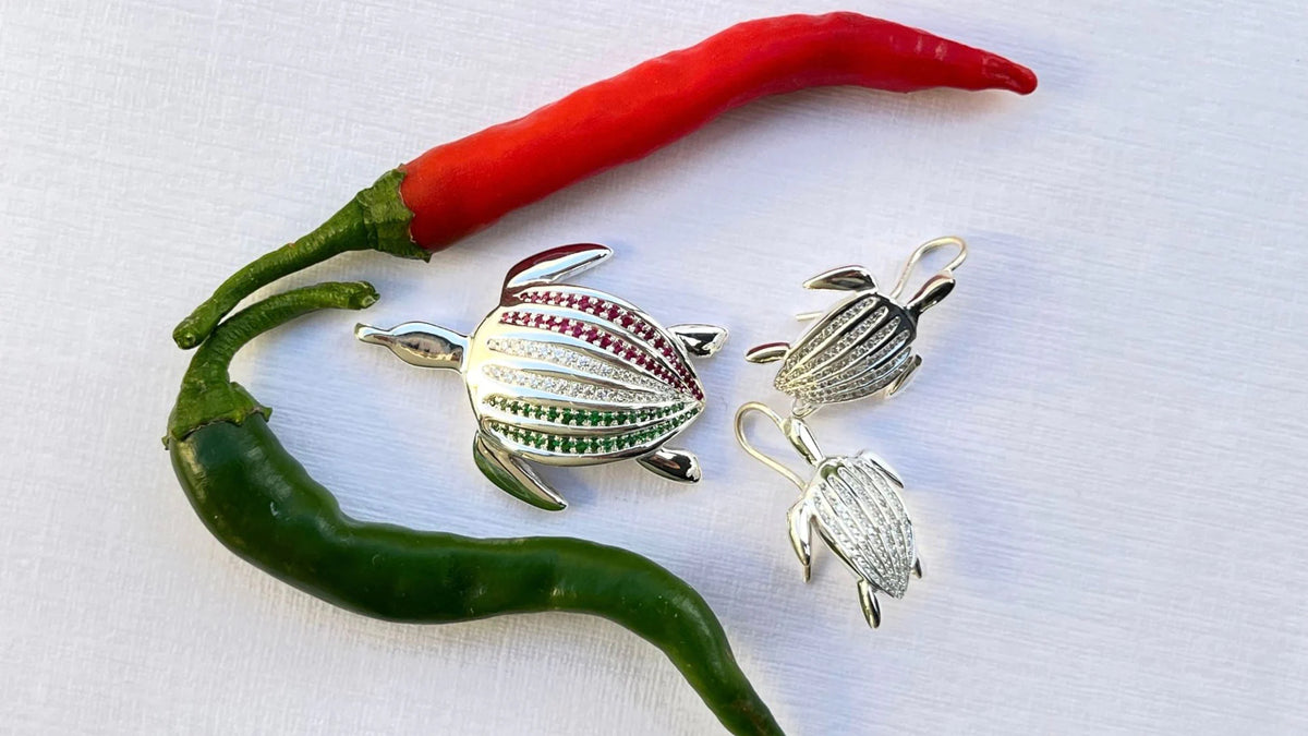 Le pendentif Totem Luth Italia, tsavorites, diamants et rubis sur argent massif, avec une paire de boucles d'oreilles Totem Luth, format panoramique | Honu
