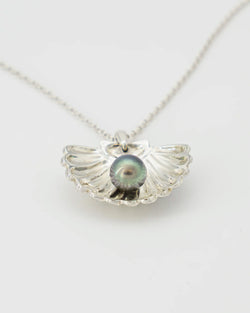 Collier artisanal en argent massif 950, pendentif coquillage avec une perle de Tahiti.