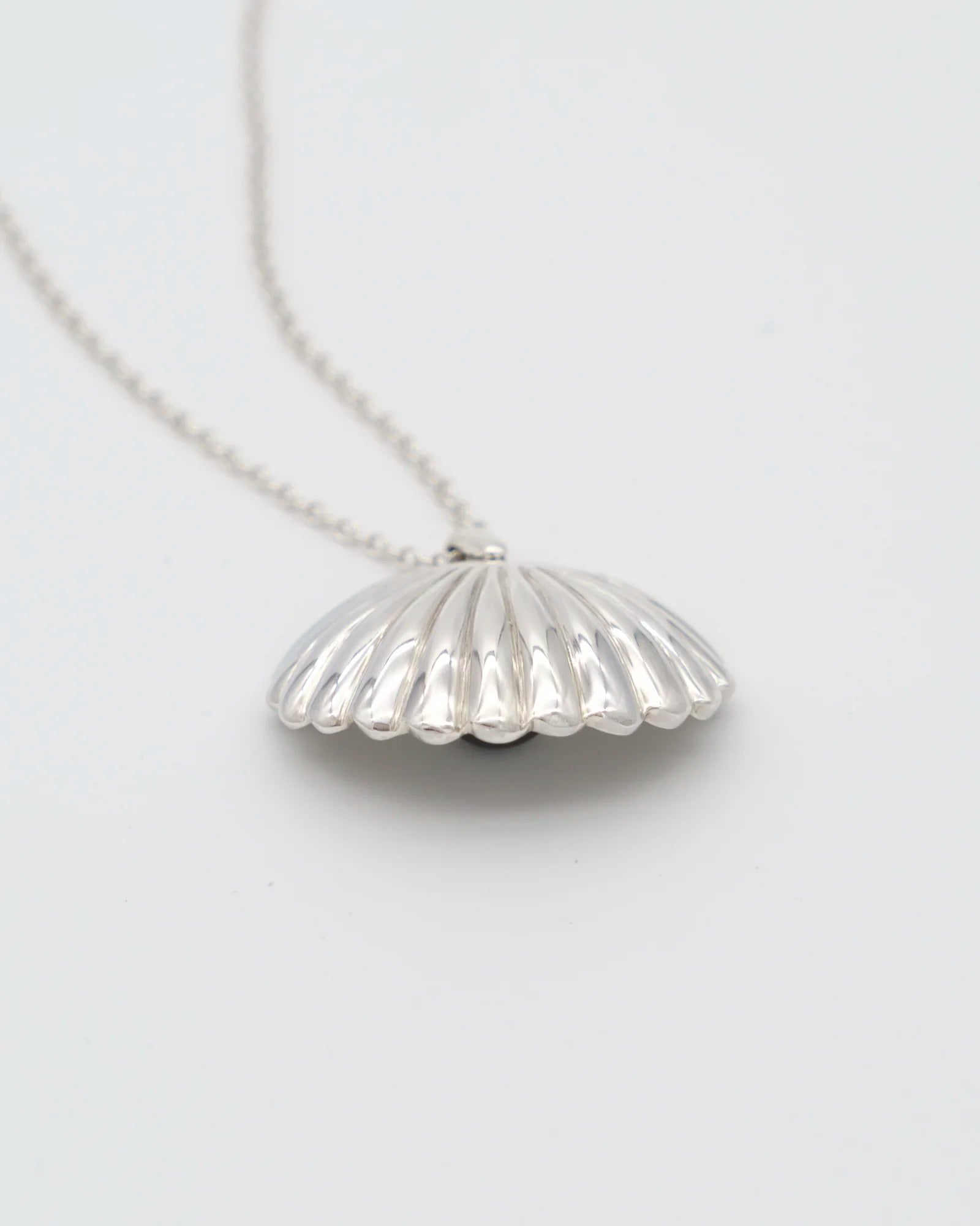 Vue recto-verso Pendentif Vaihau n2 sculpture argent 925 perle protégée | Honu Handmade Jewellery