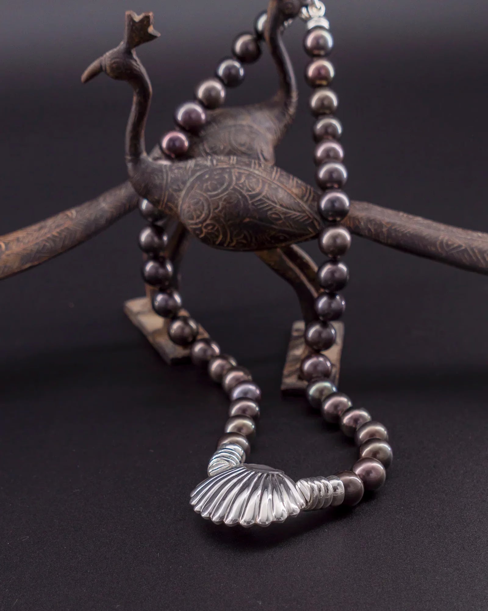 Tahitian pearl necklace with silver shell pendant, Lagon collection | Honu
