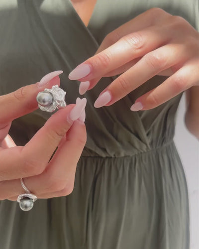 Bague Origine en Argent 925 et Perle de Tahiti, pièce unique portée par une femme avec des ongles élégants.