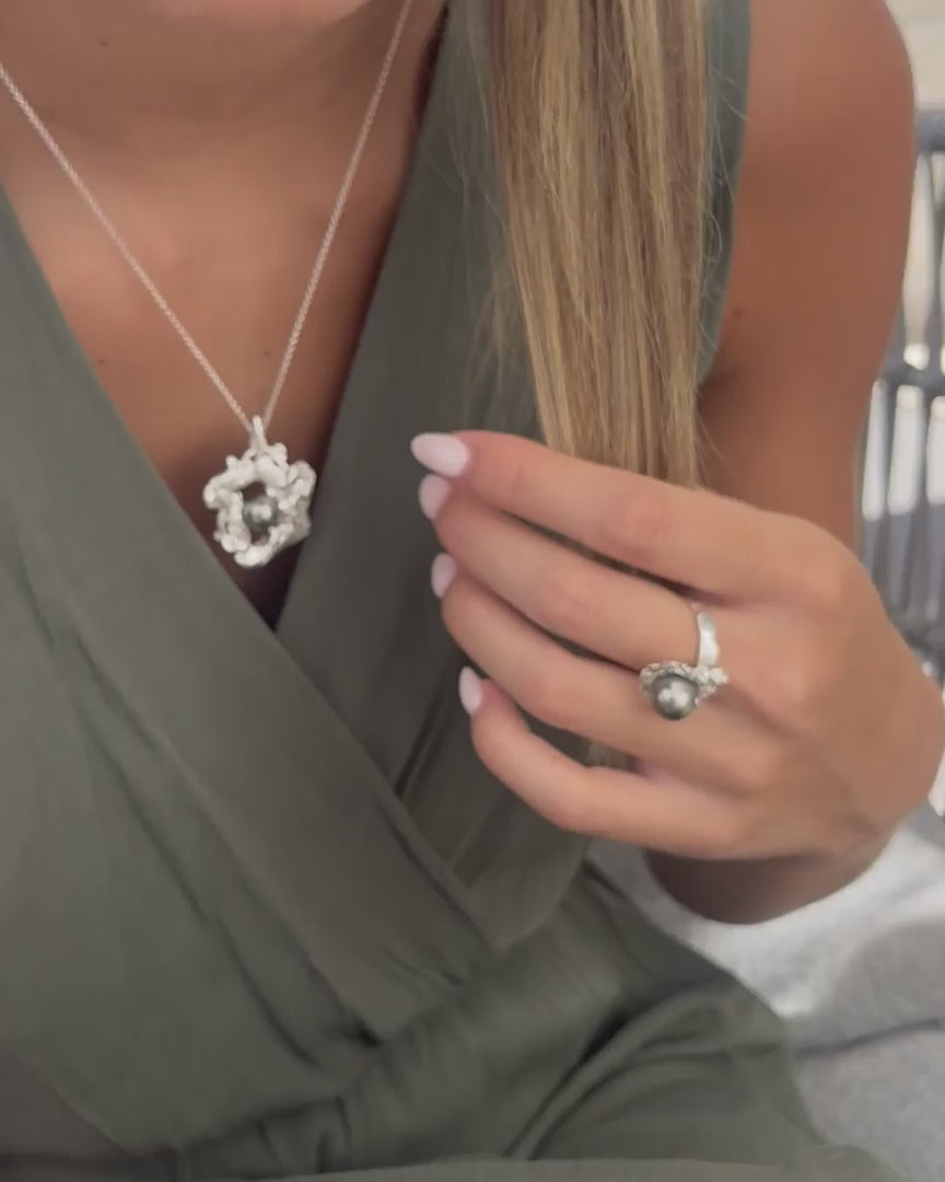 Bague Origine en argent 925 avec vraie Perle de Tahiti, portée par une femme élégante.