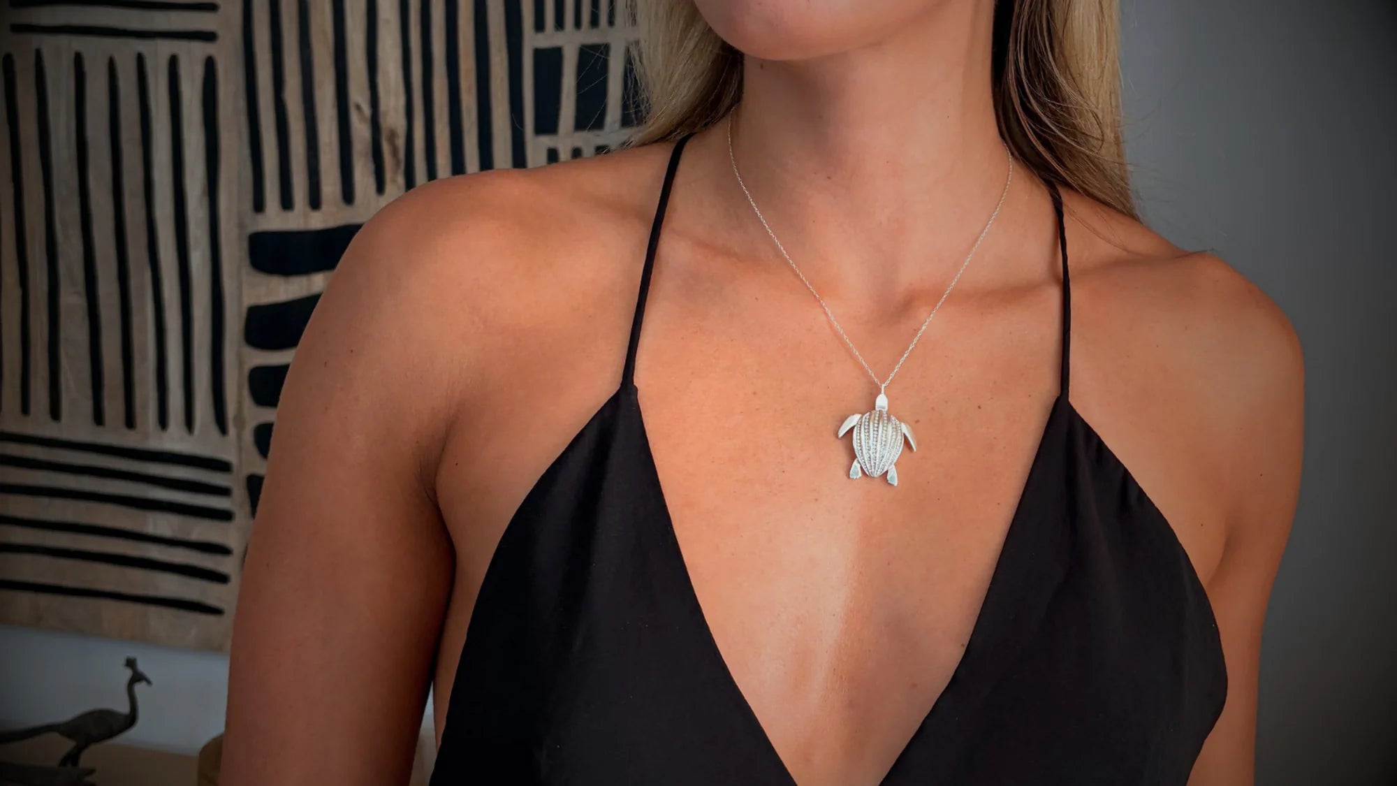 Le Pendentif Totem Luth en argent massif 950 ‰ et diamants naturels, porté en gros plan | Honu